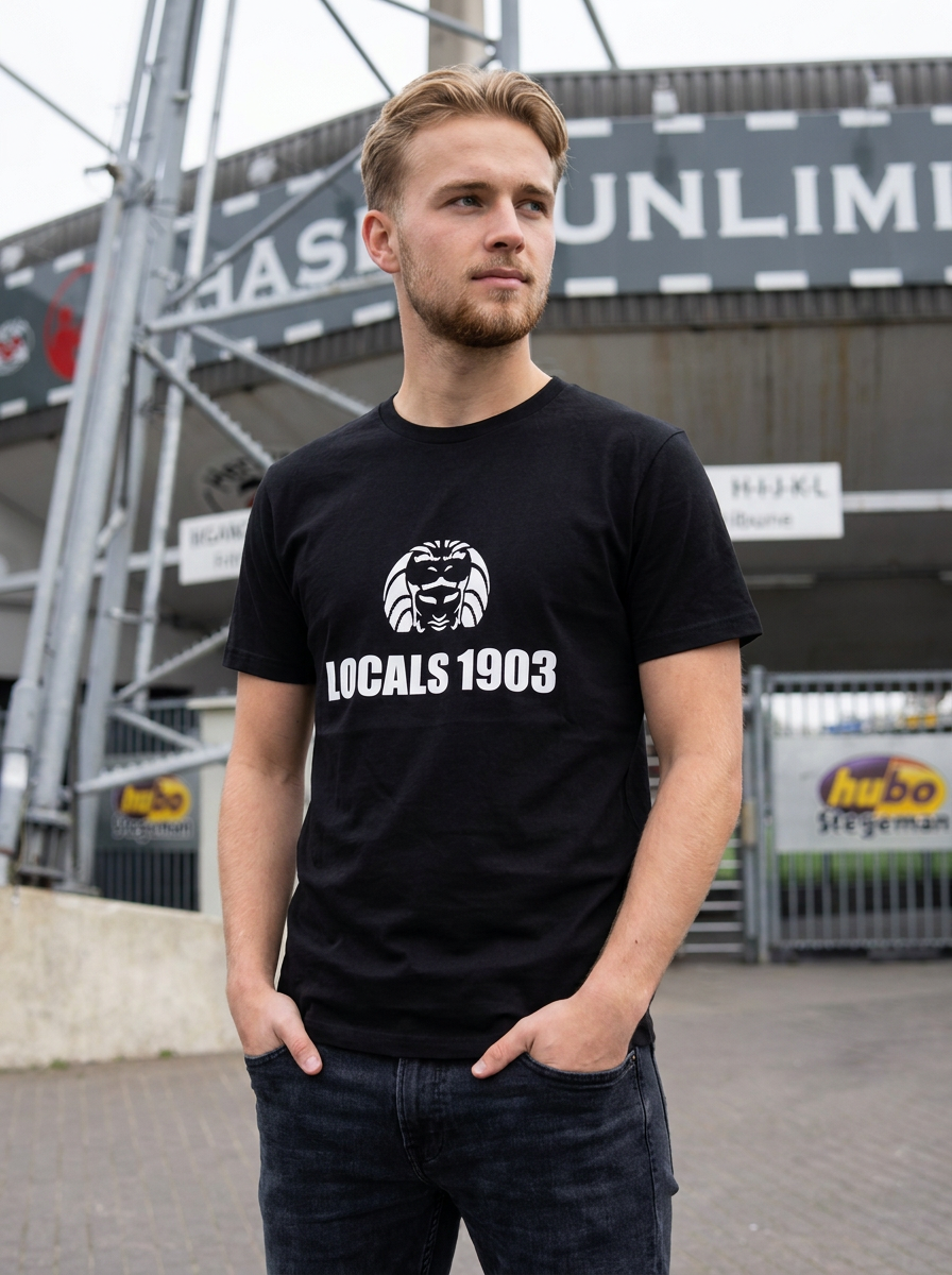 T-Shirt LOCALS1903 gedragen door model bij het stadion