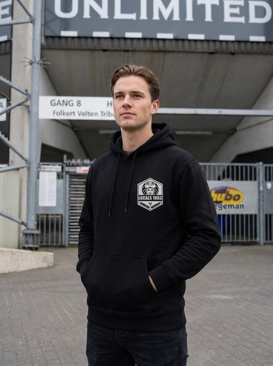 Hoodie LOCALS1903 gedragen bij het stadion in Almelo