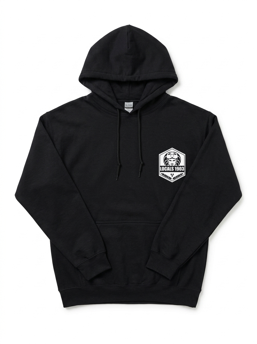 Zwarte hoodie met LOCALS1903 embleem op witte achtergrond