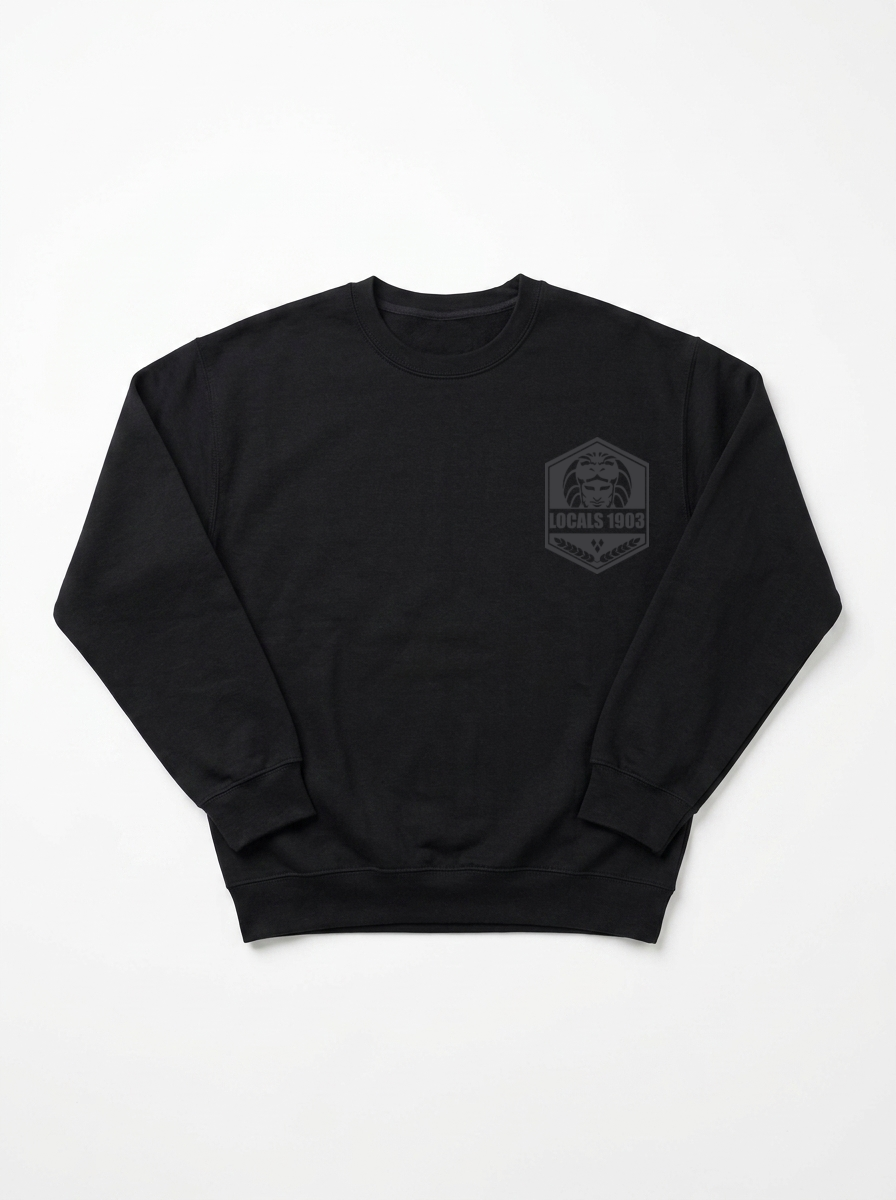 Zwarte sweater met LOCALS1903 embleem op witte achtergrond