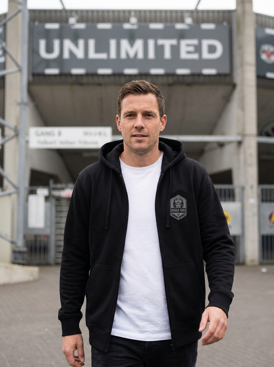 Vest met rits LOCALS1903 gedragen bij het stadion in Almelo